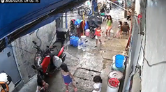 子どもたちが遊んでいる路地で爆発